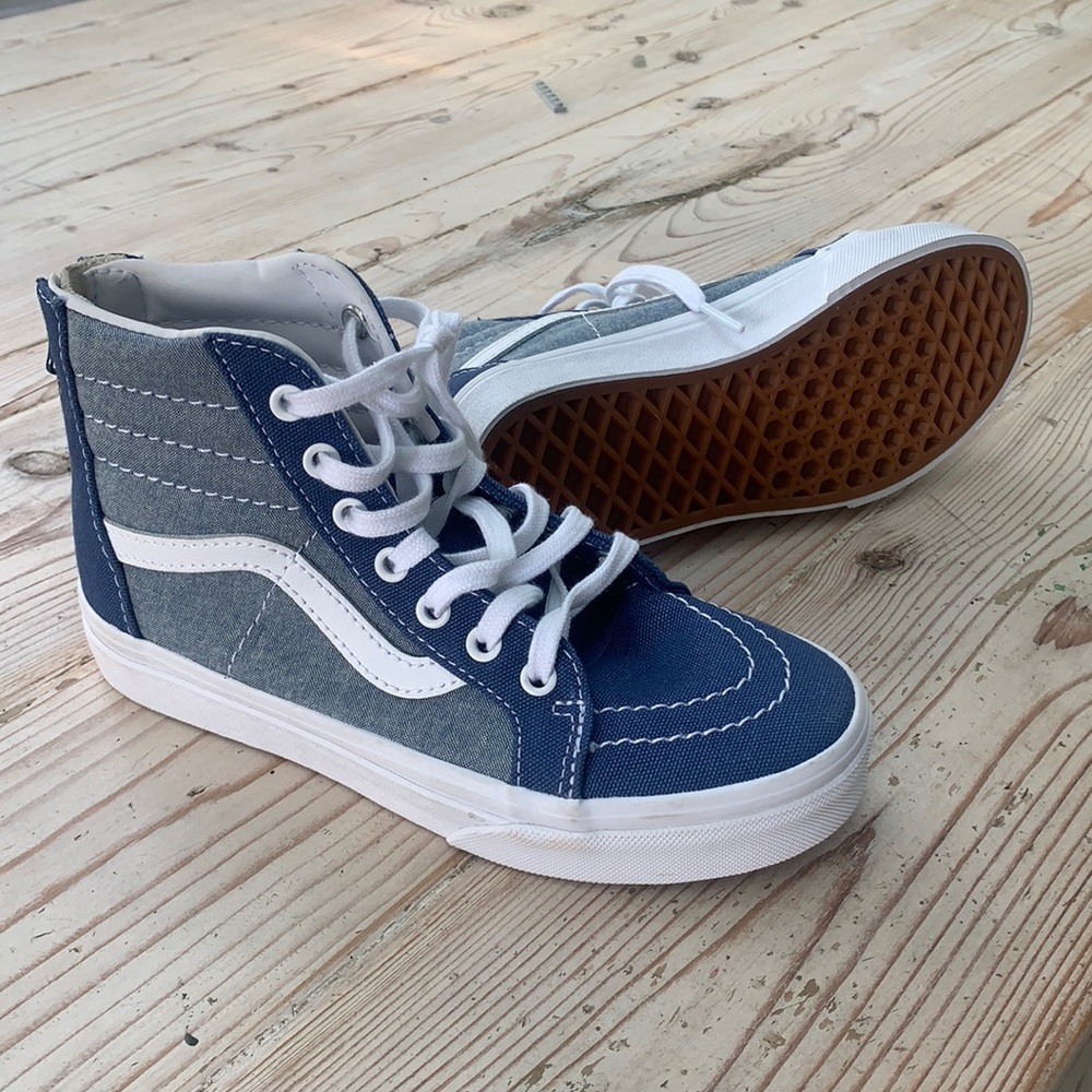 Kids size 2 vans zip up at the back